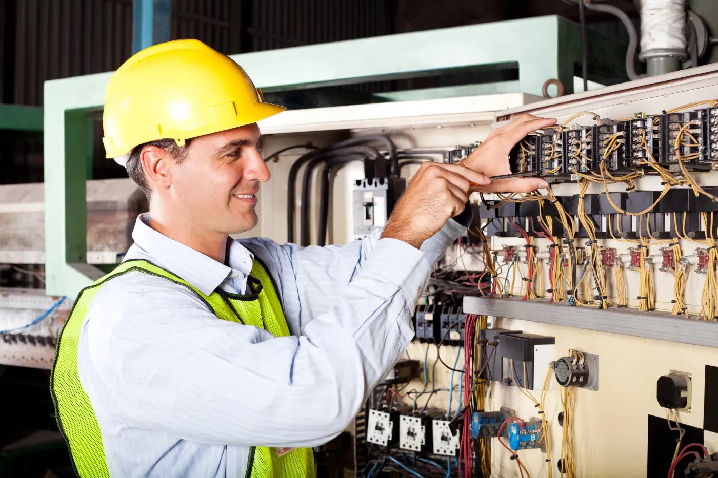 Électricien vérifiant les protections d'un tableau à Sarcelles